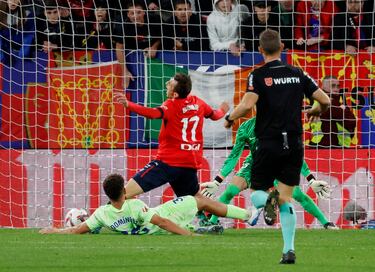 Minuto 70, penalti para Osasuna. Sergi Domínguez derriba a Ante Budimir evitando el remate del croata desde el punto de la pena máxima.