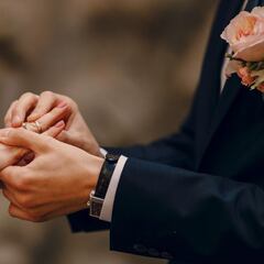 Asombro de los pasajeros vuelo rumbo a Benidorm por la forma con la que este hombre se propuso a su pareja