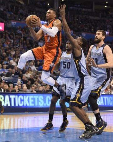 Rusell Westbrook intenta encestar ante Tony Allen y Marc Gasol.