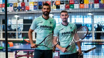 Raúl Albiol y Moi Gómez posan con las raquetas.