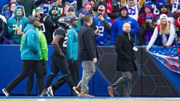 ORCHARD PARK, NY - NOVEMBER 25: Leonard Fournette #27 of the Jacksonville Jaguars is escorted off the field following an ejection during the third quarter against the Buffalo Bills at New Era Field on November 25, 2018 in Orchard Park, New York. Buffalo defeats Jacksonville 24-21. Brett Carlsen/Getty Images/AFP
== FOR NEWSPAPERS, INTERNET, TELCOS & TELEVISION USE ONLY ==