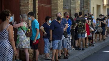 Decenas de personas en Vilafranca del Penedes en la provincia de Barcelona, el lunes pasado.