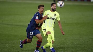 Felipe peleando un bal&oacute;n en el Huesca-Atl&eacute;tico