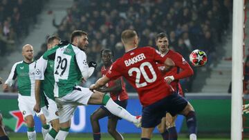 Villeneuve D'ascq (France), 29/01/2025.- Santiago Gimenez (L) of Feyenoord scores the 1-1 goal during the UEFA Champions League match between LOSC Lille and Feyenoord Rotterdam in Villeneuve-d'Ascq, France, 29 January 2025. (Liga de Campeones, Francia) EFE/EPA/MOHAMMED BADRA