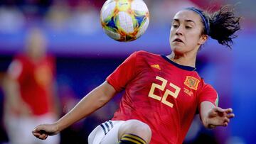 Nahikari cabecea un balón.