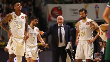 Pablo Laso, entrenador del Real Madrid, con sus jugadores.
