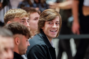 Álvaro Carreras durante el acto de entrega de la Bota de Oro a su compañero Kylian Mbappé.