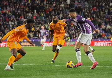 Rdiger, en segundo plano, con la rodilla vendada en el partido del pasado 25 de enero contra el Valladolid.