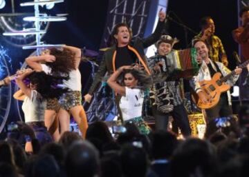 Carlos Vives recibió dos premios Latin Grammy por la canción 'La Bicicleta', que interpreta con Shakira. La ceremonia fue en la noche del jueves en el T-Mobile Arena de Las Vegas, allí el cantante samario homenajeó a los ciclistas colombianos.