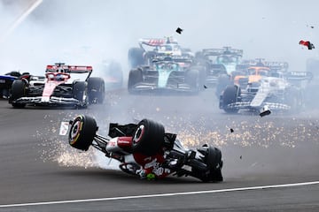 El chino Zhou Guanyu se accidenta con su Alfa Romeo en el GP del Reino Unido. (Photo by Mark Thompson/Getty Images).