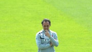 Prandelli reflexiona en un entrenamiento.