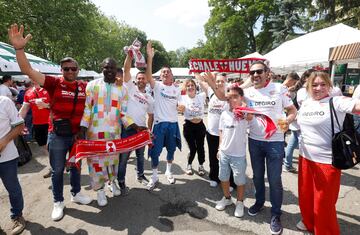 Un gran n迆mero de seguidores del equipo hispalense han viajado a la ciudad de Hungr赤a para disfrutar de la final de la Europa League ante la Roma.