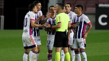 Barcelona (Spain), 05/04/2021.- Referee Jaime Latre (C) talks with Valladolid players during the Spanish LaLiga soccer match between FC Barcelona and Real Valladolid at Camp Nou stadium in Barcelona, Catalonia, Spain, 05 April 2021. (España) EFE/EP