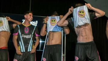 Las Vegas Lights Football Club incluyen una smile face en su jersey