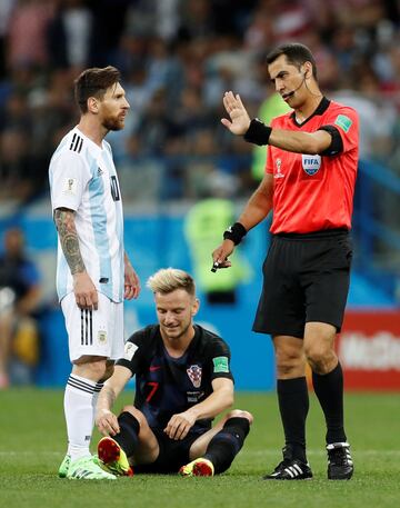 Leol Messi con el árbitro Ravshan Irmatov e Ivan Rakitic.