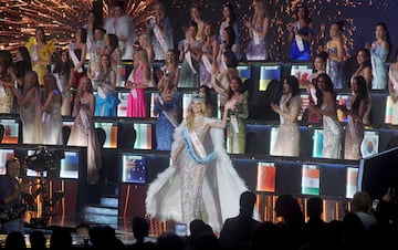 Krystyna Pyszko es la ganadora del t¨ªtulo de Miss Mundo 2024. Con 24 a?os de edad y una estatura de 180 cm, es pol¨ªglota,(ingl¨¦s, polaco, eslovaco y alem¨¢n). Se destaca voluntaria y modelo internacional. Cuenta con estudios en Derecho y Administraci¨®n de Empresas, Krystyna dedica su tiempo a su fundaci¨®n hom¨®nima, donde sigue comprometida con su labor ben¨¦fica. Uno de sus logros m¨¢s significativos fue establecer una escuela de ingl¨¦s para ni?os desfavorecidos en Tanzania, donde tambi¨¦n ofreci¨® su ayuda como voluntaria.