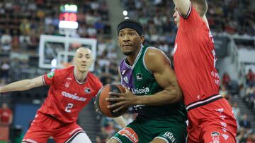 El alero estadounidense de Unicaja, Kameron Taylor, con el balón ante los defensores de Covirán Granada durante el encuentro correspondiente a la fase regular de la Liga Endesa que disputan hoy sábado Covirán Granada y Unicaja Málaga en el Palacio de Deportes de Granada.