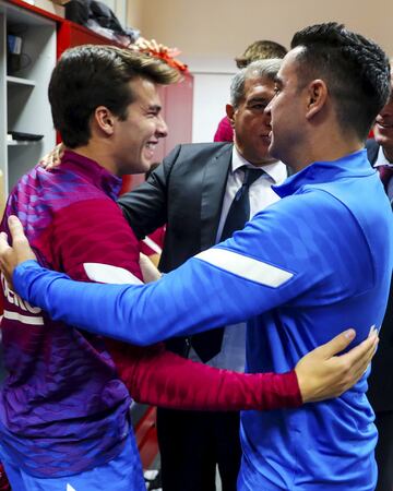 Xavi saluda a Riqui Puig.