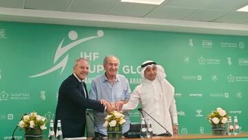 El presidente de la RFEBM, Francisco V. Blázquez, EL homólogo en la Federación de Balonmano de Arabia Saudí, Fadel Ali Alnemer, y el presidente de la IHF, el Dr. Hassan Moustafa.