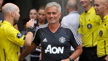 José Mourinho, saltando al césped en el partido ante el Salt Lake City.