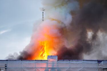 El edificio está situado cerca del palacio de Christianborg, sede del Folketing  (Parlamento danés).