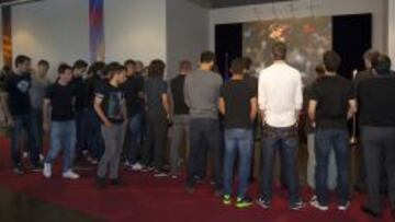 Jugadores y t¨¦cnicos del Bar?a despiden a Tito en el Camp Nou