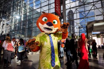 Un asistente vestido como Nick Wilde de "Zootopia" posa durante la Comic Con de Nueva York en el Centro de Convenciones Jacob K. Javits.