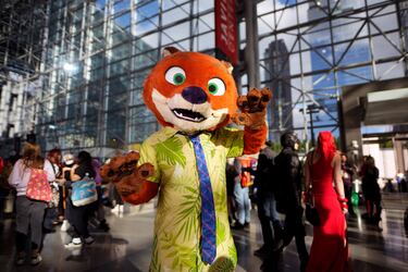 Un asistente vestido como Nick Wilde de "Zootopia" posa durante la Comic Con de Nueva York en el Centro de Convenciones Jacob K. Javits.