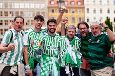 Gran ambiente en la Fan Zone del Real Betis. 