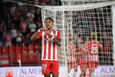El Almería sigue con la flechita para arriba. Esta jornada ganó por la mínima, ante el Castellón, gracias a un gol de Chirino. El lateral la pidió, controló con la pierna izquierda, y cruzó el balón con la derecha. Un tanto que coloca al Almería en tercera posición.
