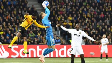 YB&#039;s Roger Assale, left, fights for the ball with Valencia&#039;s goalkeeper Norberto Murara Neto, center, as Mouctar Dikahaby, looks on during the Champions League group stage group H soccer match between Switzerland&#039;s BSC Young Boys Bern and S
