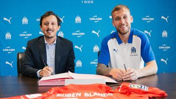 El presidente Pablo Longoria y Rubén Blanco firman el contrato del guardameta como nuevo jugador del Olympique de Marsella.