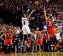 Un 'buzzer beater' de Lillard deja fuera a Howard y Harden