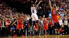 Un 'buzzer beater' de Lillard deja fuera a Howard y Harden
