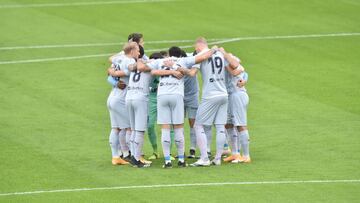 Los jugadores del Valencia, haciendo pi&ntilde;a antes de empezar el partido.