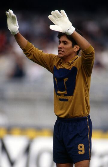 Un jugador único y a la vez espectacular, se desempeñó gran parte de su carrera como portero pero también fue delantero. Campos debutó en 1988 con el Club Universidad y estuvo en cuatro etapas con el equipo. Con la Selección fue mundialista en tres ocasiones y campeón de la Copa Confederaciones en 1999.