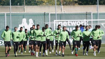 Los jugadores del Betis, durante el entrenamiento.