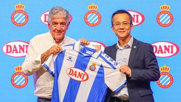 29/8/25LIGA EA SPORTS.
PRESENTACION DE CONSERVAS DANI COMO PATROCINADOR PRINCIPAL DEL RCD ESPANYOL, CON LA PARTICIPACION DEL EXPRESIDENTE Y DUEÑO DE CONSERVAS DANI, DANI SANCHEZ LLIBRE Y EL CONSEJERO DELEGADO, MAO YE WU