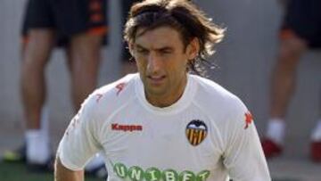 <strong>SOLUCI?N.</strong> Angulo jugar¨¢ en el Sporting de Lisboa y se desvincular¨¢ del Valencia.