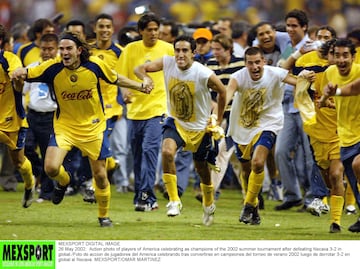 Foto de accion de jugadores del America celebrando tras convertirse en campeones del torneo de verano 2002 luego de derrotar 3-2 en global al Necaxa.