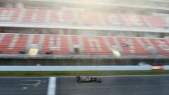 Jenson Button con el McLaren MP4-31 durante la primera semana de test en Barcelona.