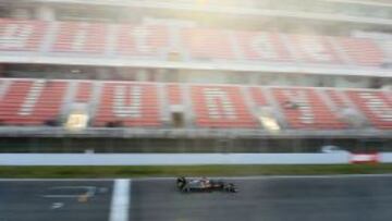 Jenson Button con el McLaren MP4-31 durante la primera semana de test en Barcelona.