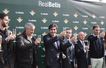 Ángel Haro, Quique Setién, López Catalán, Lorenzo Serra Ferrer y Joaquín, brindan por un un feliz 2019.