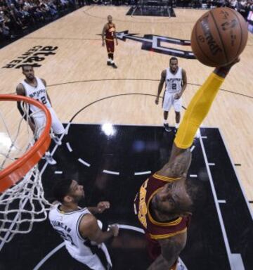 LeBron James trata de encestar.