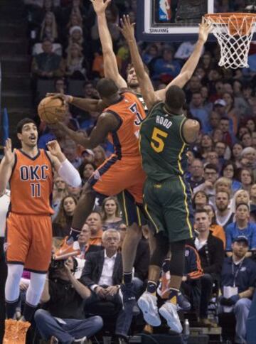 Jeff Withey y Rodney Hood de los Utah Jazz ante Dion Waiters.