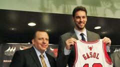 Tom Thibodeau junto a Pau Gasol, el d&iacute;a de la presentaci&oacute;n de &eacute;ste &uacute;ltimo como jugador de los Chicago Bulls.