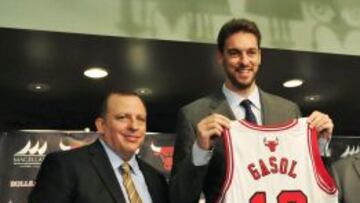 Tom Thibodeau junto a Pau Gasol, el d&iacute;a de la presentaci&oacute;n de &eacute;ste &uacute;ltimo como jugador de los Chicago Bulls.