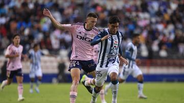 AME5116. PACHUCA (MÉXICO), 23/07/2023.- El jugador Rene Lopez de Pachuca (d) disputa el balón con Abel Bretones de Real Oviedo (i)), hoy en el estadio Hidalgo de la ciudad de Pachuca, Hidalgo (México). EFE/David Martínez Pelcastre