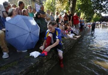 Partido anual de fútbol sobre las aguas del río Windrush