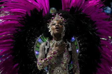 La reina de los tambores Lorena Raissa, de la escuela de samba Beija-Flor, se presenta durante las celebraciones del Carnaval en el Samb¨®dromo de R¨ªo de Janeiro.